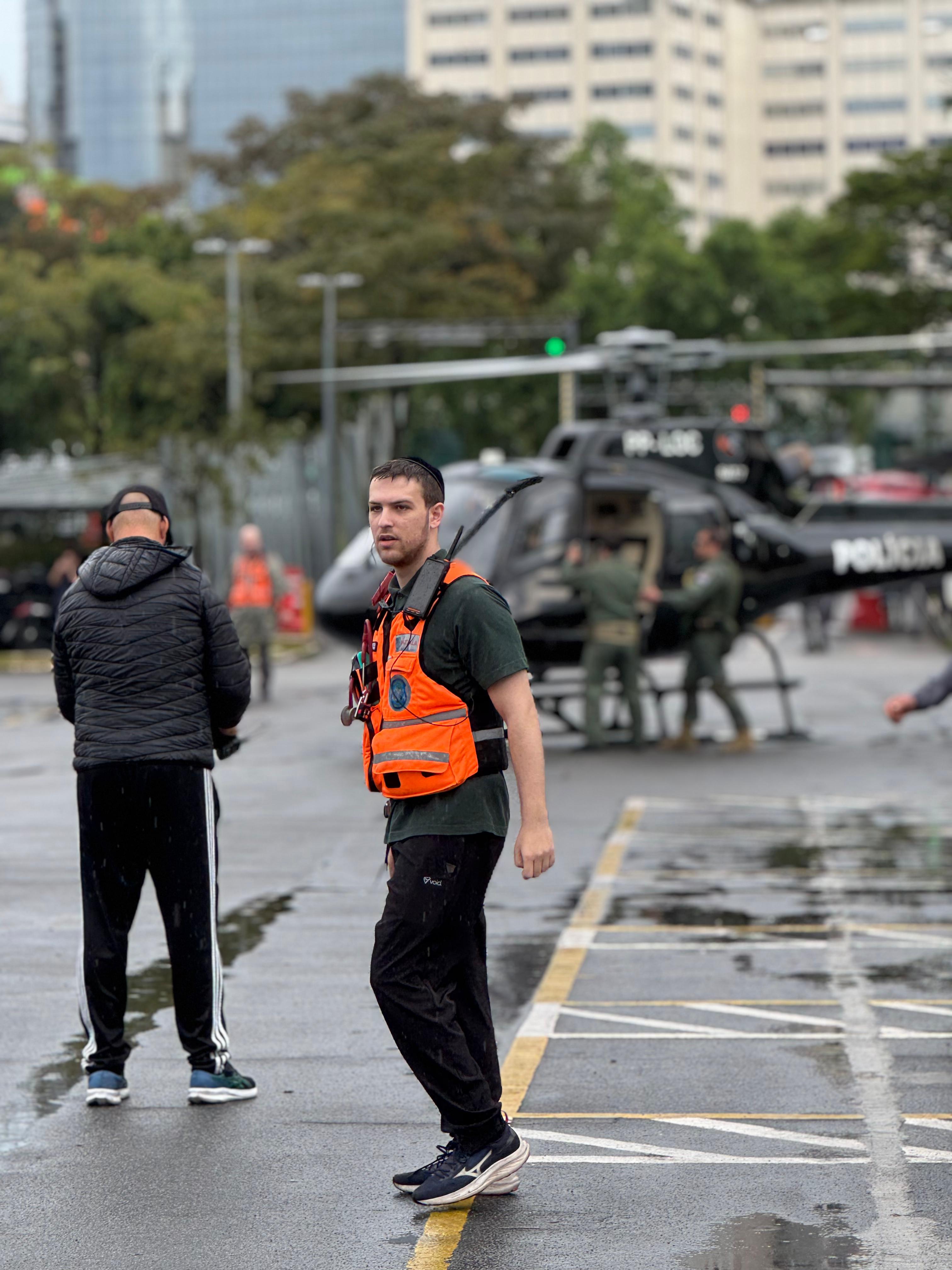 Voluntário da Hatzala em operação com helicóptero da Polícia Civil