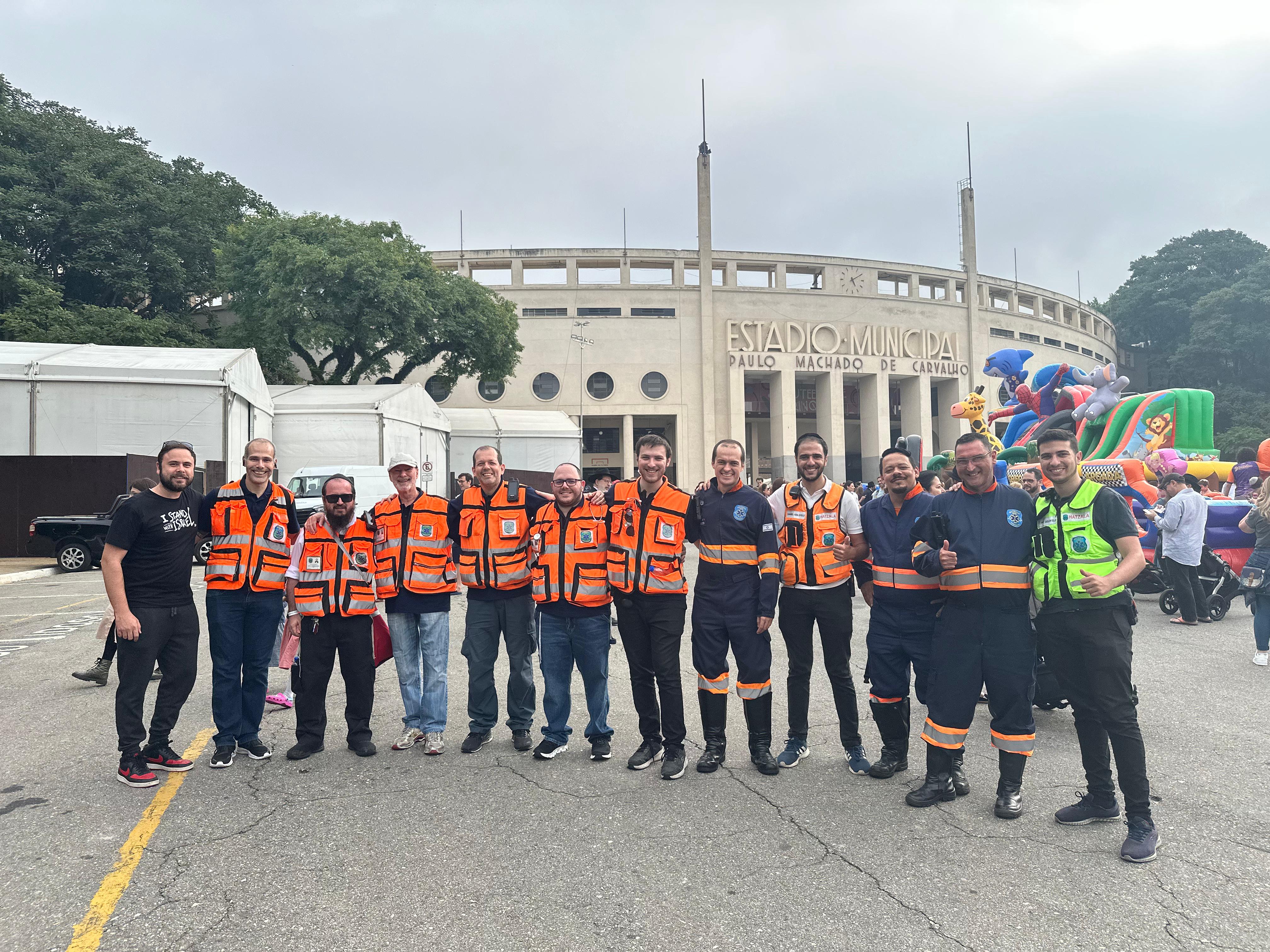 Equipe de voluntários da Hatzala no Estádio do Pacaembu